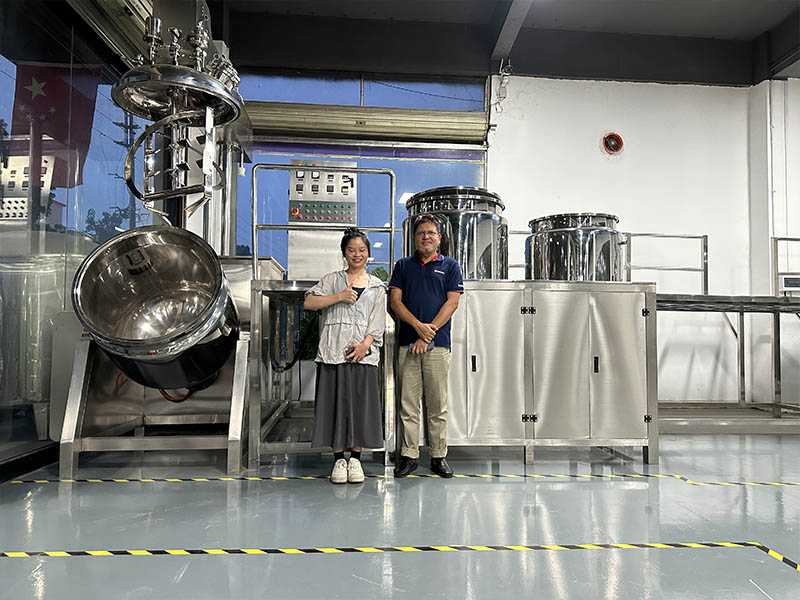 Clientes internacionais visitando potes de emulsifica&ccedil;&atilde;o