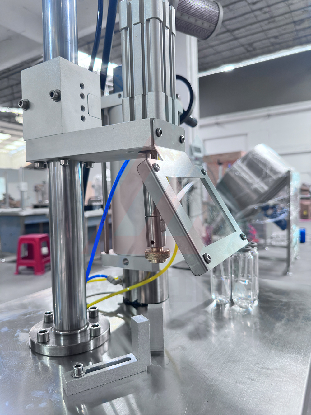 Máquina de enchimento e crimpagem semi-automática de aerossol