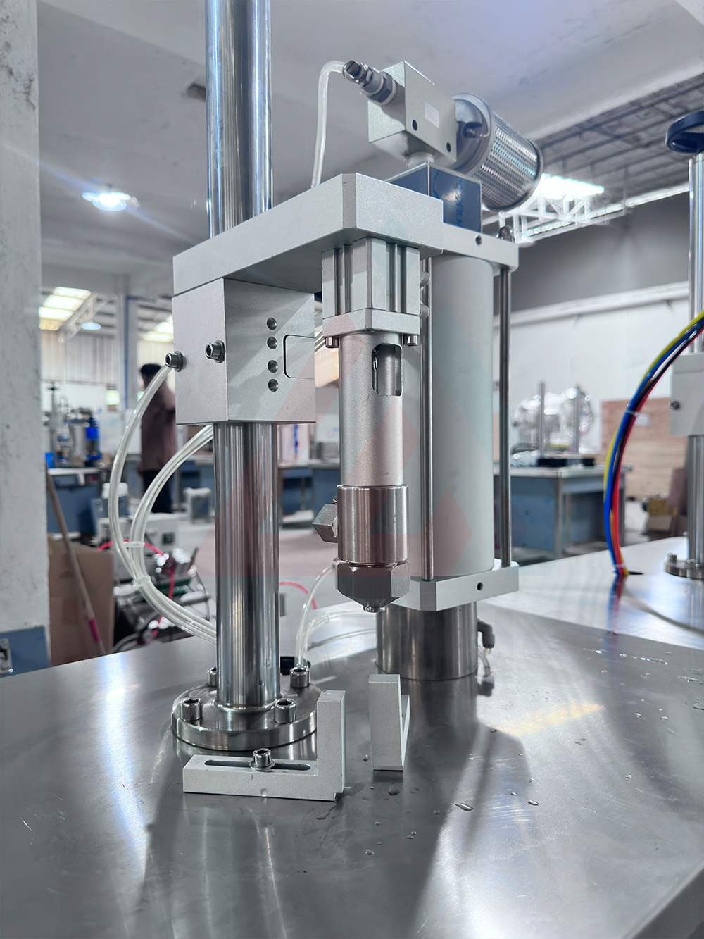 Máquina de enchimento e crimpagem semi-automática de aerossol