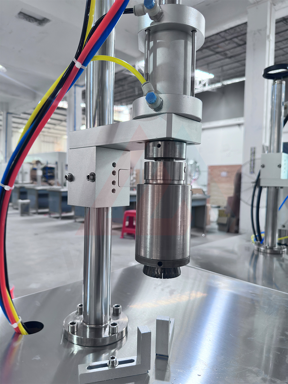 Máquina de enchimento e crimpagem semi-automática de aerossol