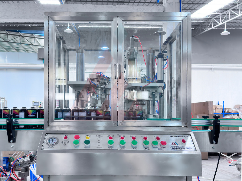 2. M&aacute;quina de enchimento de l&iacute;quido e inser&ccedil;&atilde;o de v&aacute;lvula